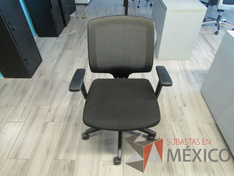 Lote 240 - 5 Sillas ejecutivas con ruedas, descansabrazos, respaldo en malla y asiento en tela color negro - Imagen 5