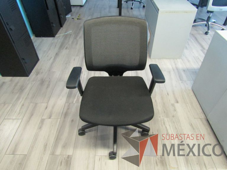Lote 240 - 5 Sillas ejecutivas con ruedas, descansabrazos, respaldo en malla y asiento en tela color negro - Imagen 6