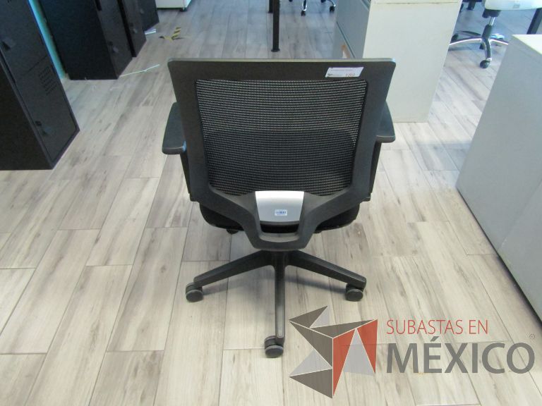 Lote 240 - 5 Sillas ejecutivas con ruedas, descansabrazos, respaldo en malla y asiento en tela color negro - Imagen 7