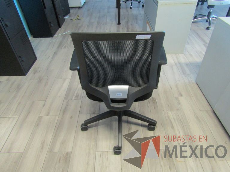 Lote 240 - 5 Sillas ejecutivas con ruedas, descansabrazos, respaldo en malla y asiento en tela color negro - Imagen 3