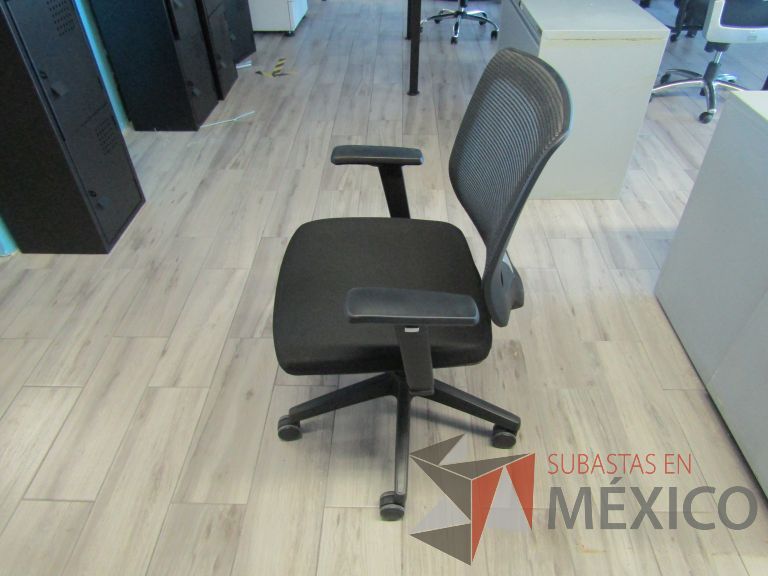 Lote 240 - 5 Sillas ejecutivas con ruedas, descansabrazos, respaldo en malla y asiento en tela color negro - Imagen 2