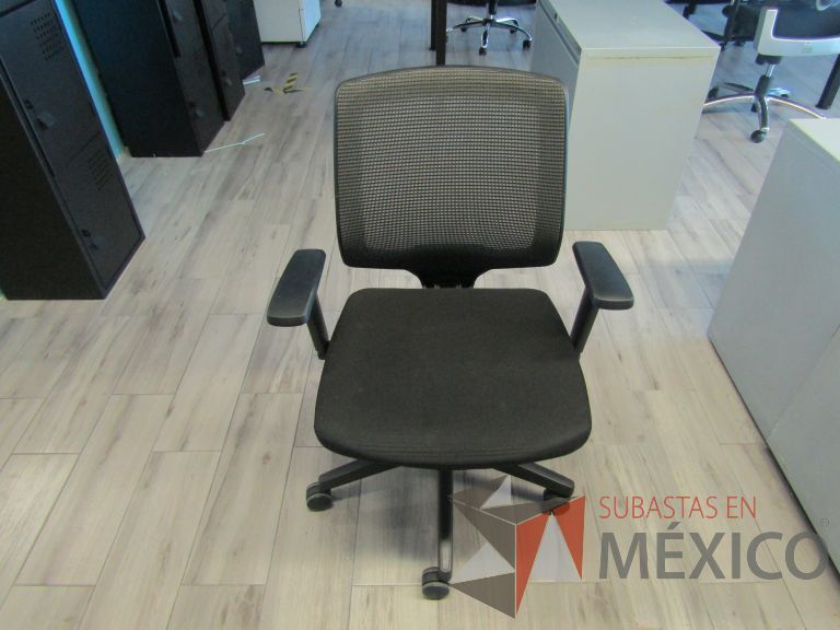 Lote 240 - 5 Sillas ejecutivas con ruedas, descansabrazos, respaldo en malla y asiento en tela color negro - Imagen 4