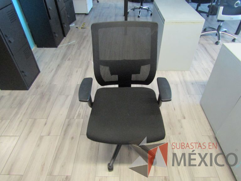 Lote 240 - 5 Sillas ejecutivas con ruedas, descansabrazos, respaldo en malla y asiento en tela color negro