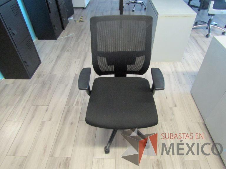 Lote 241 - 5 Sillas ejecutivas con ruedas, descansabrazos, respaldo en malla y asiento en tela color negro - Imagen 7