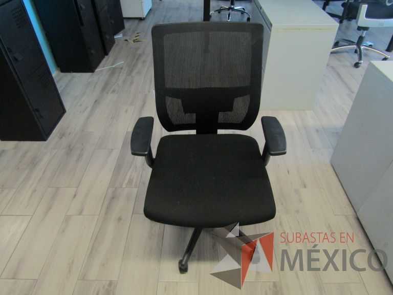Lote 241 - 5 Sillas ejecutivas con ruedas, descansabrazos, respaldo en malla y asiento en tela color negro - Imagen 6