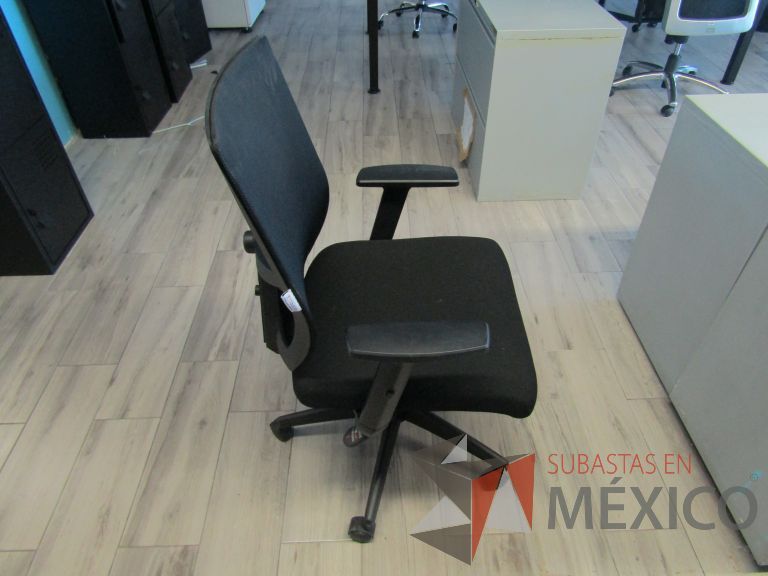 Lote 241 - 5 Sillas ejecutivas con ruedas, descansabrazos, respaldo en malla y asiento en tela color negro - Imagen 8
