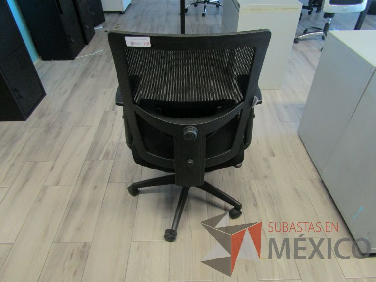 Lote 240 - 5 Sillas ejecutivas con ruedas, descansabrazos, respaldo en malla y asiento en tela color negro - Imagen 11