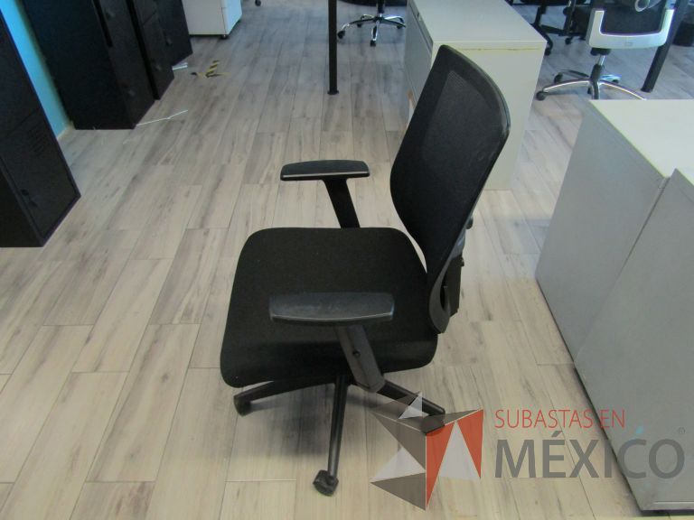 Lote 241 - 5 Sillas ejecutivas con ruedas, descansabrazos, respaldo en malla y asiento en tela color negro - Imagen 3