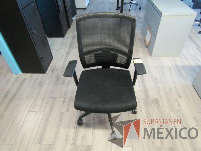 Lote 032 - 5 Sillas ejecutivas con ruedas, descansabrazos, respaldo en malla y asiento en tela color negro