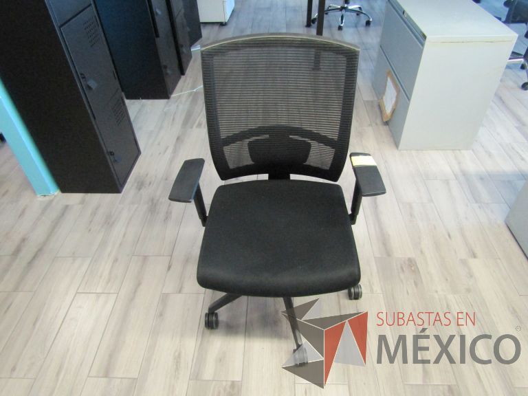 Lote 032 - 5 Sillas ejecutivas con ruedas, descansabrazos, respaldo en malla y asiento en tela color negro - Imagen 2