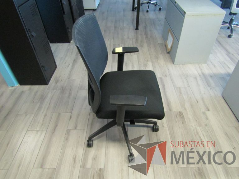 Lote 032 - 5 Sillas ejecutivas con ruedas, descansabrazos, respaldo en malla y asiento en tela color negro - Imagen 3