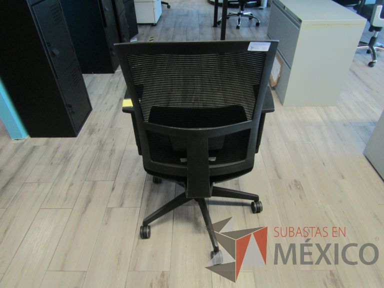 Lote 427 - 5 Sillas ejecutivas con ruedas, descansabrazos, respaldo en malla y asiento en tela color negro - Imagen 4