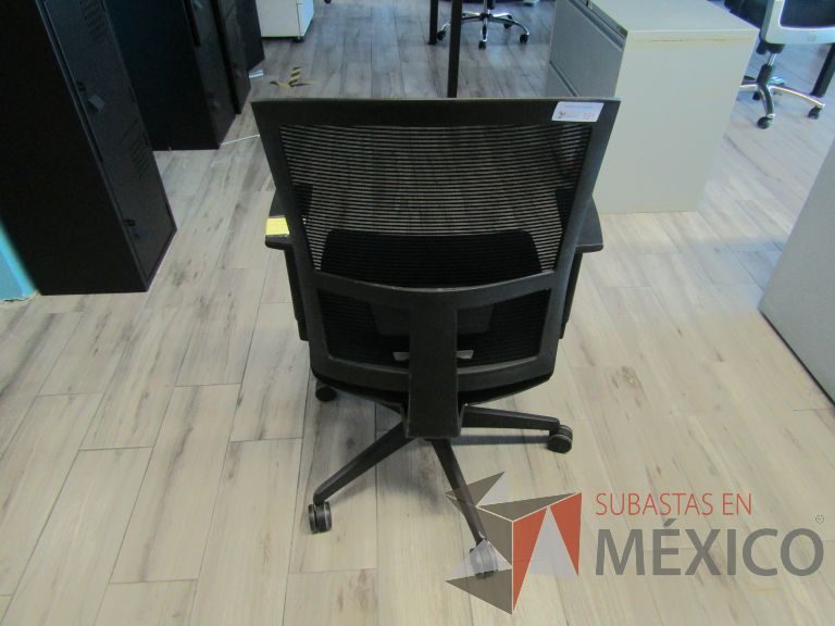 Lote 032 - 5 Sillas ejecutivas con ruedas, descansabrazos, respaldo en malla y asiento en tela color negro - Imagen 6