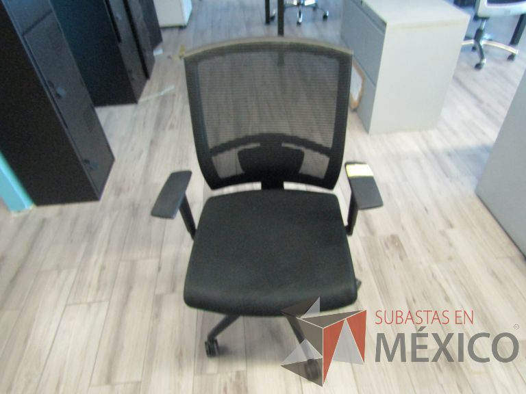 Lote 032 - 5 Sillas ejecutivas con ruedas, descansabrazos, respaldo en malla y asiento en tela color negro - Imagen 7