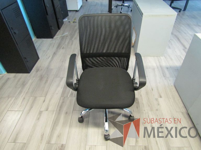 Lote 075 - 5 Sillas ejecutivas con ruedas, descansabrazos, respaldo en malla y asiento en tela color negro - Imagen 3
