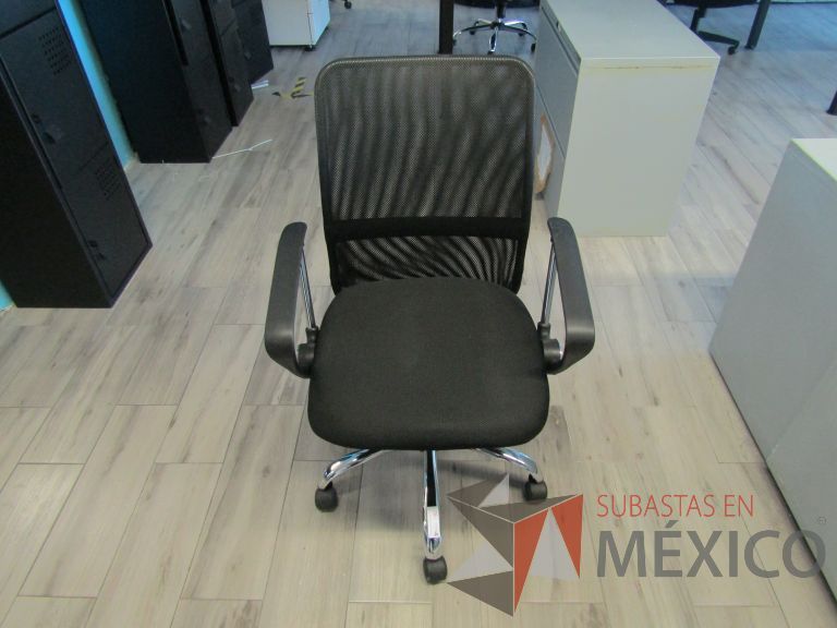 Lote 075 - 5 Sillas ejecutivas con ruedas, descansabrazos, respaldo en malla y asiento en tela color negro