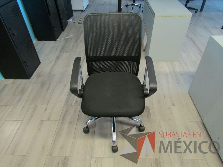Lote 075 - 5 Sillas ejecutivas con ruedas, descansabrazos, respaldo en malla y asiento en tela color negro - Imagen 4