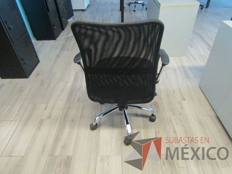 Lote 075 - 5 Sillas ejecutivas con ruedas, descansabrazos, respaldo en malla y asiento en tela color negro - Imagen 6
