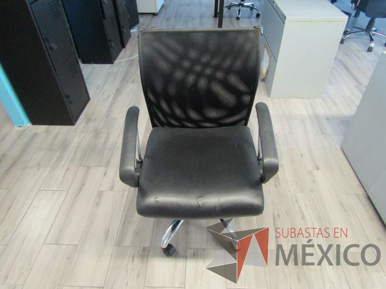 Lote 081 - 5 Sillas ejecutivas con ruedas, descansabrazos, respaldo en malla y asiento tipo color negro