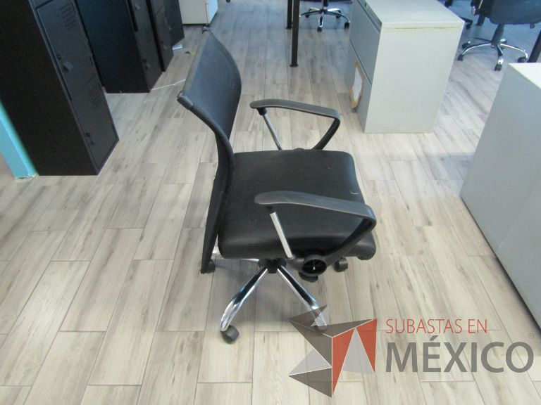 Lote 081 - 5 Sillas ejecutivas con ruedas, descansabrazos, respaldo en malla y asiento tipo color negro - Imagen 3