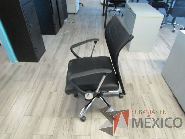 Lote 081 - 5 Sillas ejecutivas con ruedas, descansabrazos, respaldo en malla y asiento tipo color negro - Imagen 2