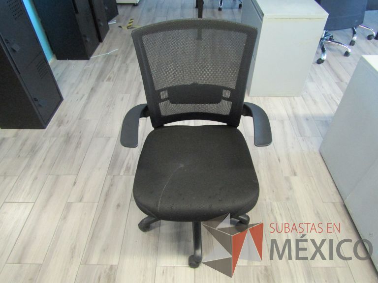 Lote 242 - 5 Sillas ejecutivas con ruedas, descansabrazos, respaldo en malla y asiento en tela color negro