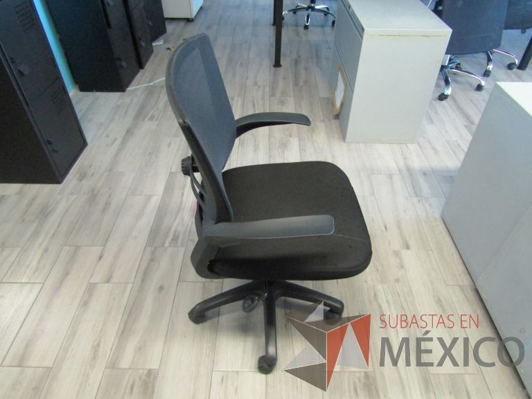 Lote 242 - 5 Sillas ejecutivas con ruedas, descansabrazos, respaldo en malla y asiento en tela color negro - Imagen 2