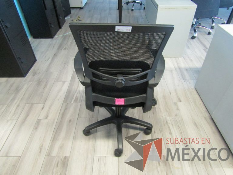 Lote 242 - 5 Sillas ejecutivas con ruedas, descansabrazos, respaldo en malla y asiento en tela color negro - Imagen 3
