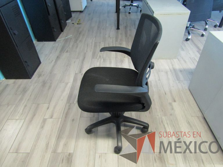 Lote 242 - 5 Sillas ejecutivas con ruedas, descansabrazos, respaldo en malla y asiento en tela color negro - Imagen 4