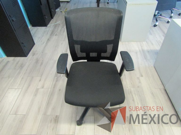 Lote 129 - 3 Sillas ejecutivas con ruedas, descansabrazos, respaldo en malla y asiento en tela color negro