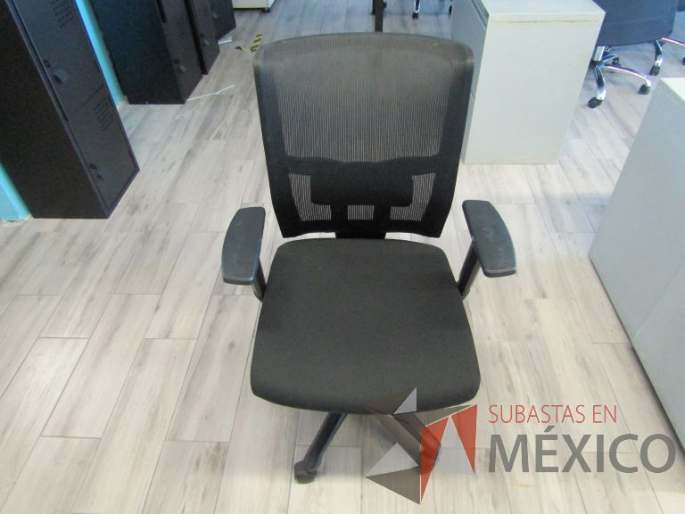 Lote 129 - 3 Sillas ejecutivas con ruedas, descansabrazos, respaldo en malla y asiento en tela color negro - Imagen 2
