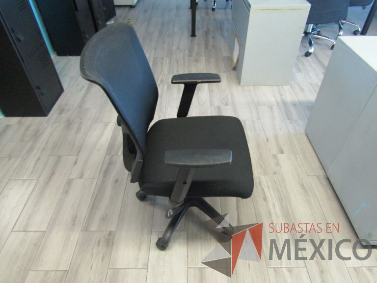 Lote 129 - 3 Sillas ejecutivas con ruedas, descansabrazos, respaldo en malla y asiento en tela color negro - Imagen 3