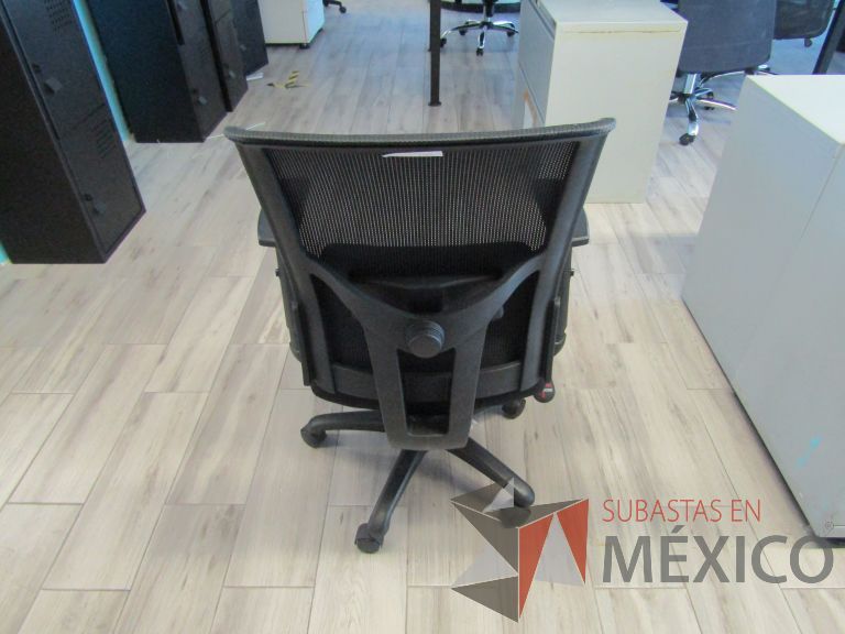Lote 129 - 3 Sillas ejecutivas con ruedas, descansabrazos, respaldo en malla y asiento en tela color negro - Imagen 4
