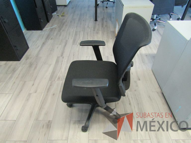 Lote 128 - 4 Sillas ejecutivas con ruedas, descansabrazos, respaldo en malla y asiento en tela color negro - Imagen 6