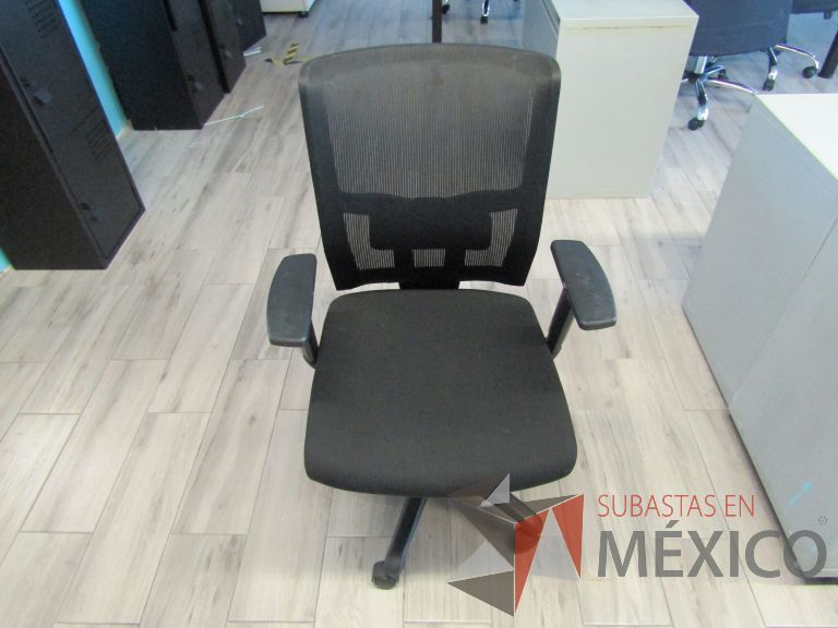 Lote 129 - 3 Sillas ejecutivas con ruedas, descansabrazos, respaldo en malla y asiento en tela color negro - Imagen 6