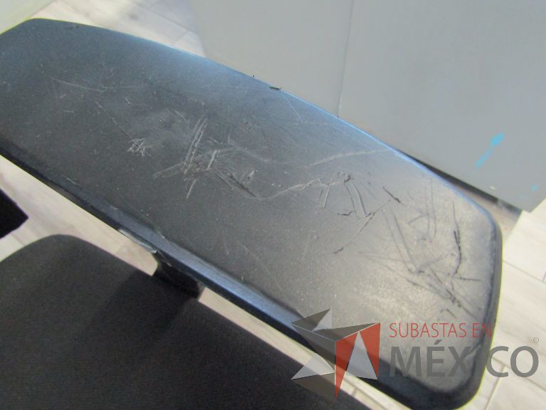 Lote 129 - 3 Sillas ejecutivas con ruedas, descansabrazos, respaldo en malla y asiento en tela color negro - Imagen 7