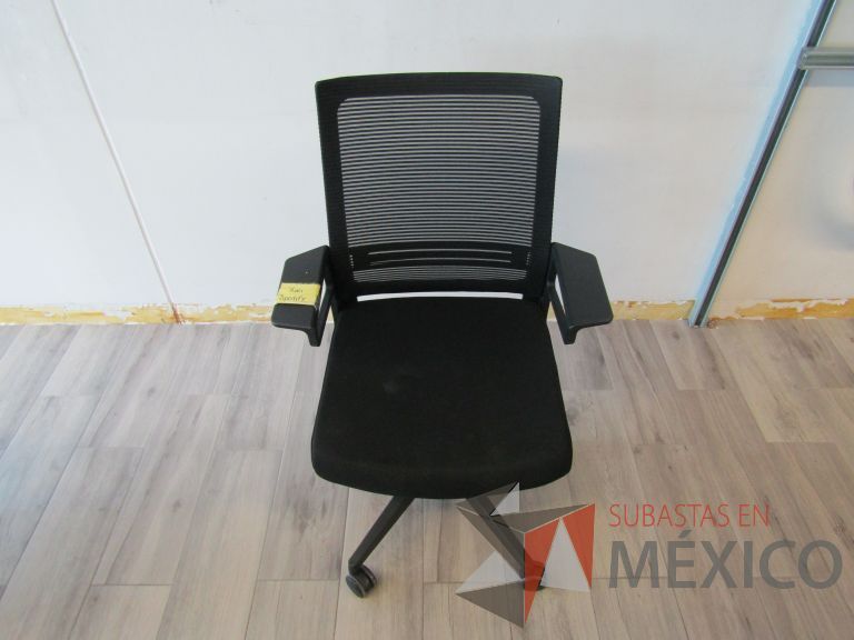 Lote 267 - 2 Sillas ejecutivas con ruedas, descansabrazos, respaldo en malla y asiento en tela color negro