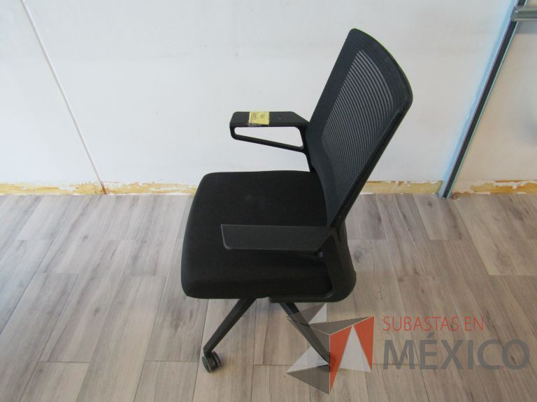 Lote 267 - 2 Sillas ejecutivas con ruedas, descansabrazos, respaldo en malla y asiento en tela color negro - Imagen 3