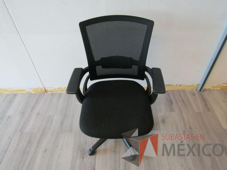 Lote 445 - 2 Sillas ejecutivas con ruedas, descansabrazos, respaldo en malla y asiento en tela color negro