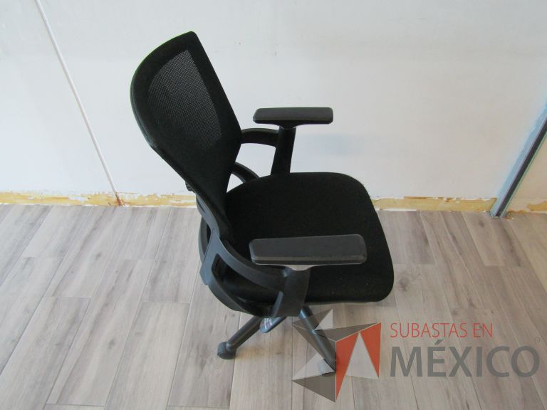 Lote 445 - 2 Sillas ejecutivas con ruedas, descansabrazos, respaldo en malla y asiento en tela color negro - Imagen 3