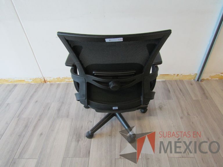 Lote 445 - 2 Sillas ejecutivas con ruedas, descansabrazos, respaldo en malla y asiento en tela color negro - Imagen 4