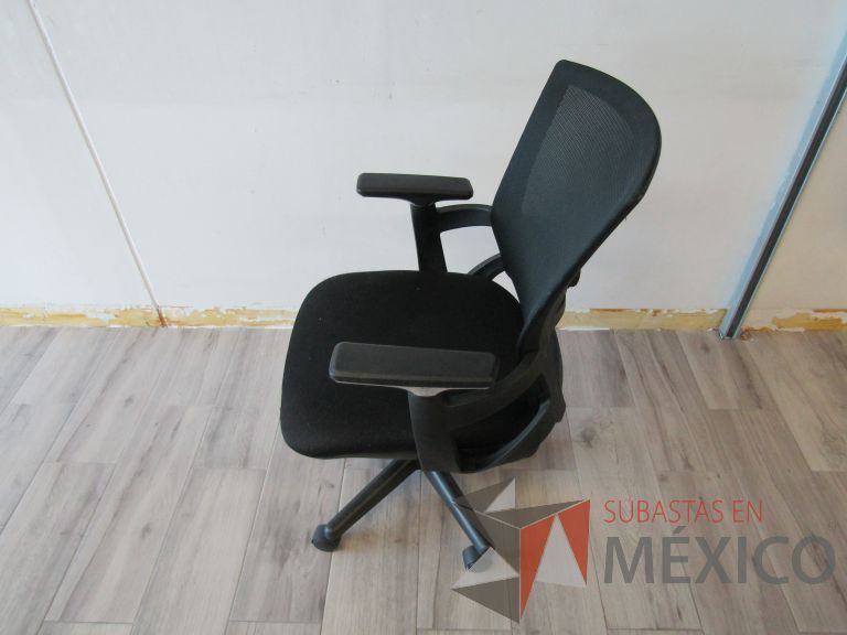 Lote 445 - 2 Sillas ejecutivas con ruedas, descansabrazos, respaldo en malla y asiento en tela color negro - Imagen 5
