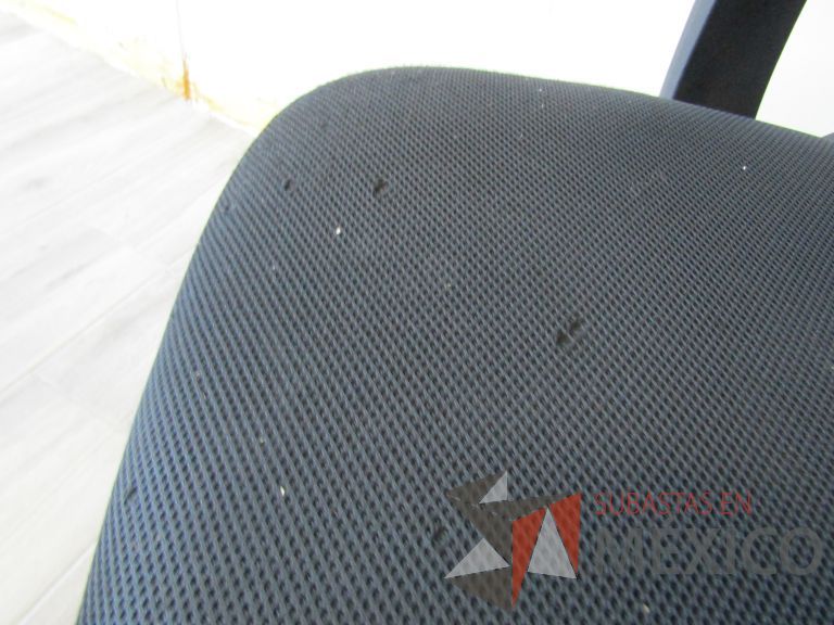 Lote 445 - 2 Sillas ejecutivas con ruedas, descansabrazos, respaldo en malla y asiento en tela color negro - Imagen 2