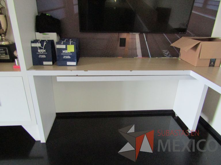 Lote 098 - Barra empotrada con 2 mesas móviles
