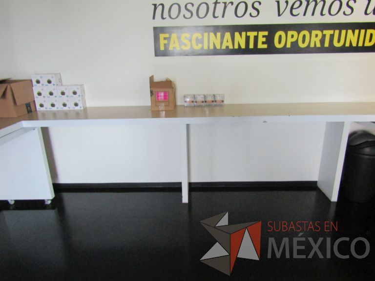 Lote 098 - Barra empotrada con 2 mesas móviles - Imagen 7