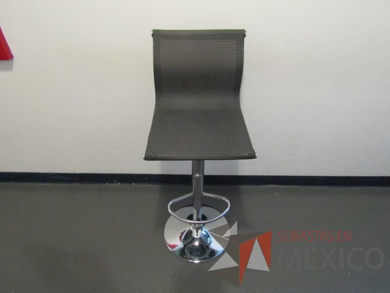 Lote 453 - 3 Sillas altas, descansapies, asiento y respaldo en malla color gris - Imagen 2