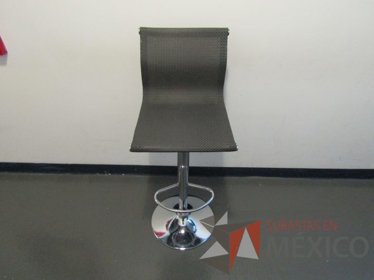 Lote 453 - 3 Sillas altas, descansapies, asiento y respaldo en malla color gris