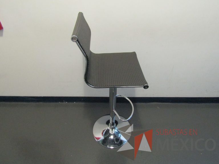 Lote 453 - 3 Sillas altas, descansapies, asiento y respaldo en malla color gris - Imagen 3