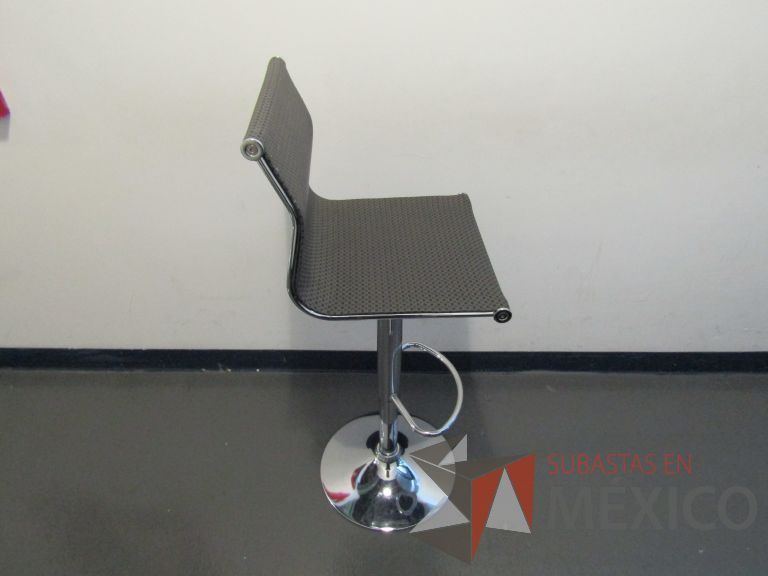 Lote 453 - 3 Sillas altas, descansapies, asiento y respaldo en malla color gris - Imagen 4