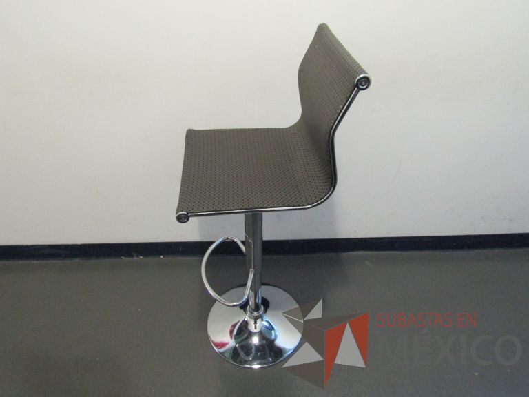 Lote 453 - 3 Sillas altas, descansapies, asiento y respaldo en malla color gris - Imagen 6